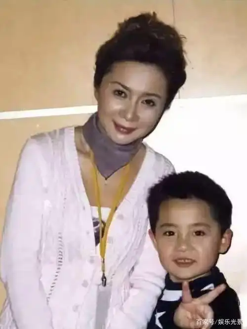 蔡明儿子罕见被曝光,这样的身份,原来竟是我们所熟知的他!