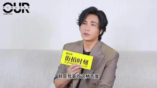 贵和精品店焕新升级,品牌代言人陈坤超话身着硬朗棕色套装亮相现场