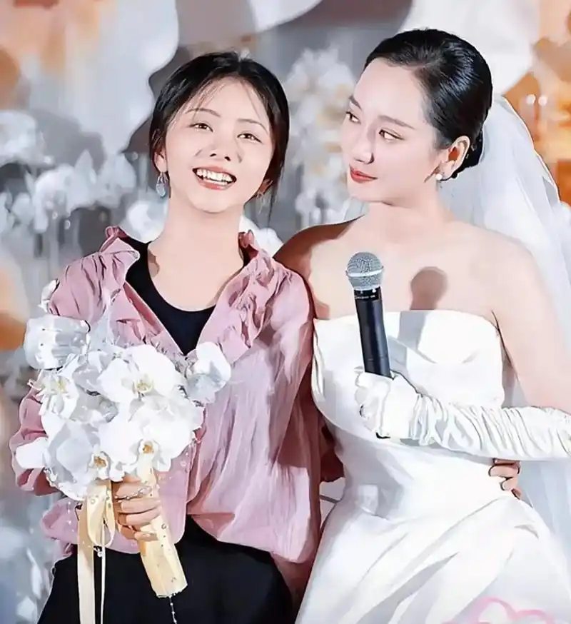 被登上热搜,照片中的谭松韵还是那么年轻可爱,犹如小姑娘一样,脸上没