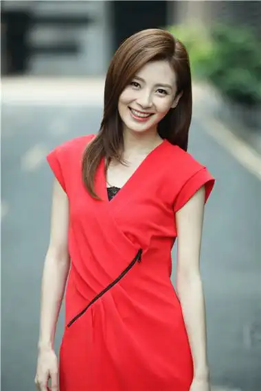 路晨爱有奇迹主打御姐牌引领时尚风向标