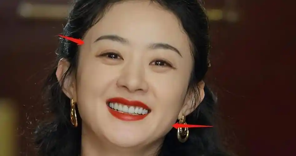 因为是自然光的效果,没有修图,可以看清楚赵丽颖脸上有鱼尾纹,随着