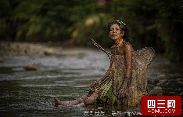 世界上唯一一个禁止穿衣服的民族卡拉莫贾人生活在乌干达的东北部