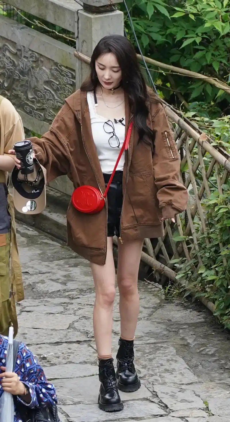 大幂幂的腿你打多少分? #杨幂 #挂在 - 抖音