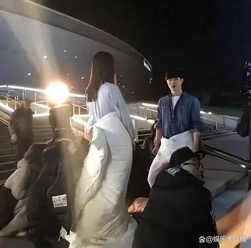 怪不得电视里只有上半身,镜头下移后,我都替这些演员"尴尬"!