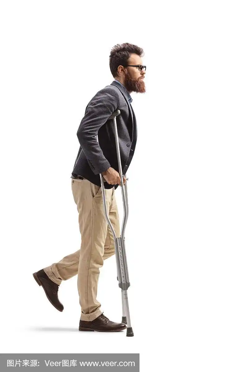 留着胡子的年轻人拄着拐杖走路