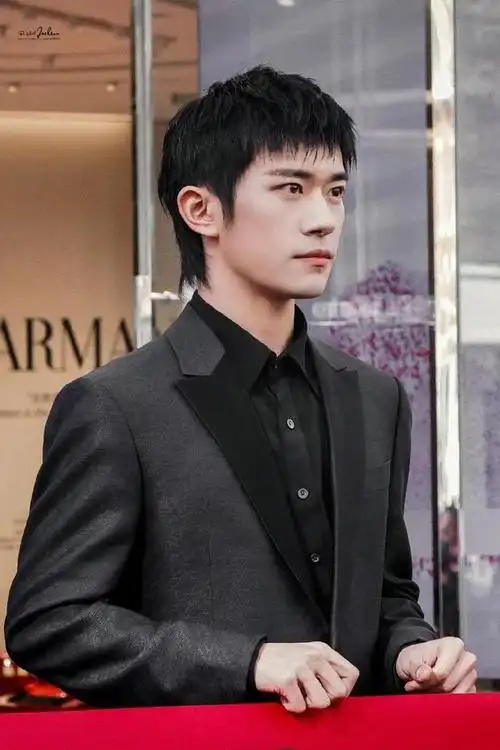 只见千玺穿着一身黑色西装,梳着帅气的狼尾发型,气质真的满分.