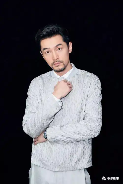 胡歌身穿休闲装胡子造型亮相尽显成熟稳重气质