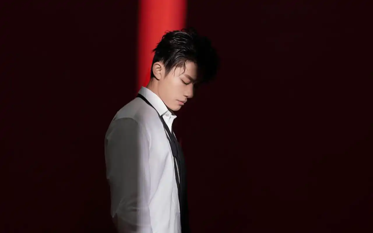 首页 桌面壁纸 tfboys易烊千玺杂志写真高清壁纸