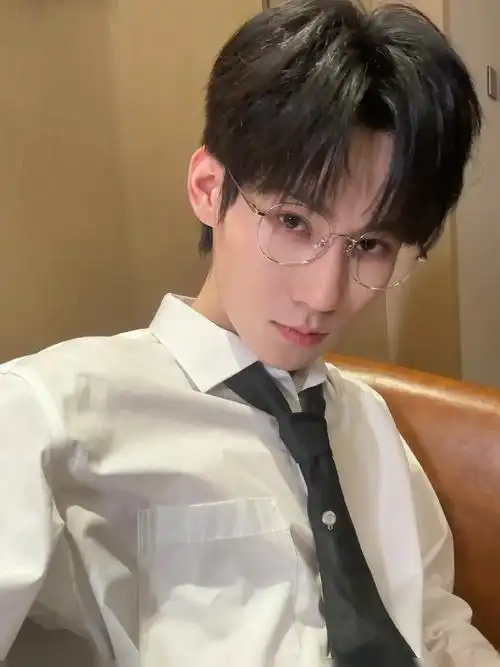 张真源晒元宵十宫格live图##张真源深夜晒对镜自拍live