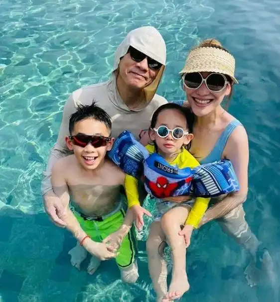 陈小春应采儿一家四口出游,大儿子越长越帅,小儿子留长发引争议