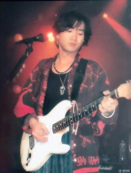 找一张家驹弹吉他的图片.最好是在图片右边的.我手机是4s.