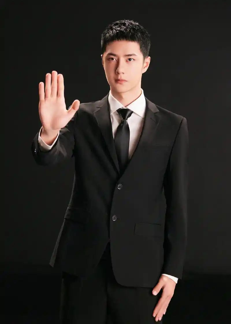 王一博短发寸头搭配黑西装 正气十足