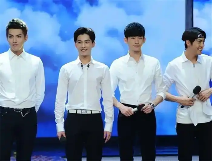 《快本》井柏然魏晨邓伦同台,185的邓伦尴尬了,网友:迷之身高