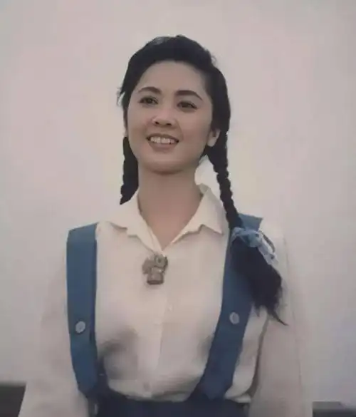 二十几岁时朱琳美的有特色,留大波浪穿长风衣,脚踩布鞋妩媚灵动_手机