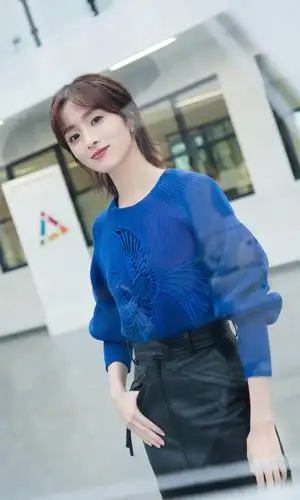 胡冰卿蓝色毛衣搭配黑色皮裙,靓丽时尚