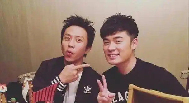 原创邓超全家与陈赫聚餐6岁小花全程被爸爸抱着等等身高直逼孙俪