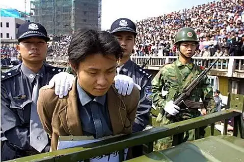 一些地方政府曾举行"严厉打击严重犯罪分子宣判大会"公开宣布批准