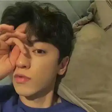 帅气男生头像超有氛围感 很帅的成熟男生头像