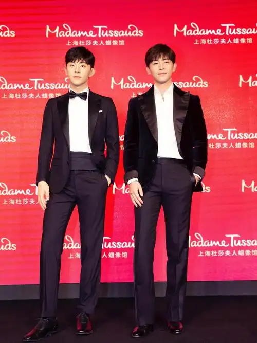 邓伦揭幕首尊蜡像,称对方比自己年轻,喊话粉丝合影时别弄坏他