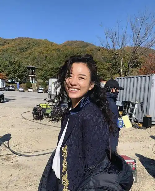 与赵寅成吻出韩剧名场景:韩孝周除了是选美冠军,私下个性超真实_观众