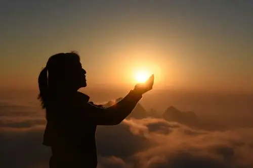 双手捧着太阳 虔诚地祈祷 每一个日出日落 生活都将如此美好 感恩