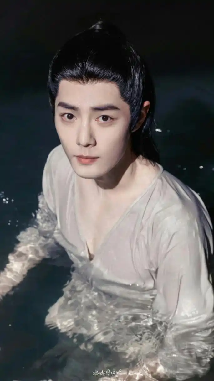 时影大神官深v沐浴,身材若隐若现,这是我们可以看的吗 #肖战# #玉骨遥