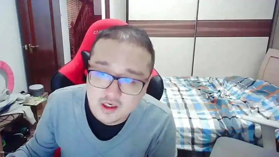 lol传奇主播诞生,lpl最长的臭水沟,小团团pdd翻车,他们都没事_直播