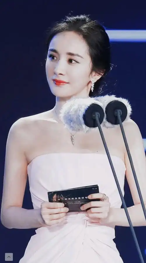 杨幂,蓬松的长卷发造型,气质娇美迷人