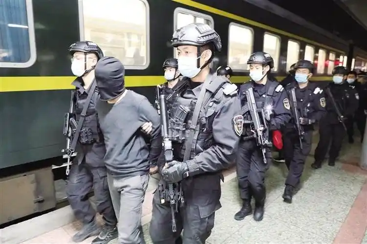 "2004·10·19"特大杀人案4名犯罪嫌疑人被押解回兰