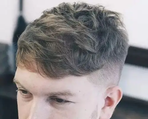3款适合发量偏少的男生发型,剪了都说帅