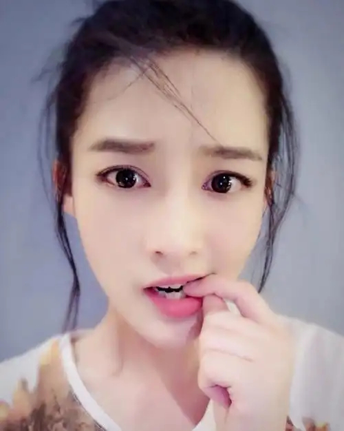 李沁自拍咬手指