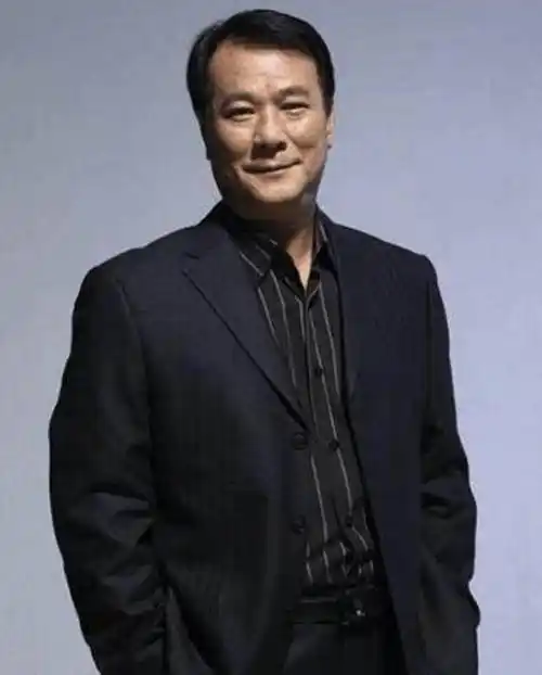 今天咱们要聊的这位明星,曾经被成为香港一哥,可能提到他的名字很多人