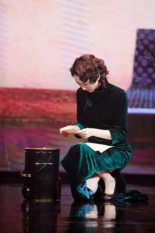 王鸥活动造型已上线,风衣礼帽和墨绿色旗袍的民国造型