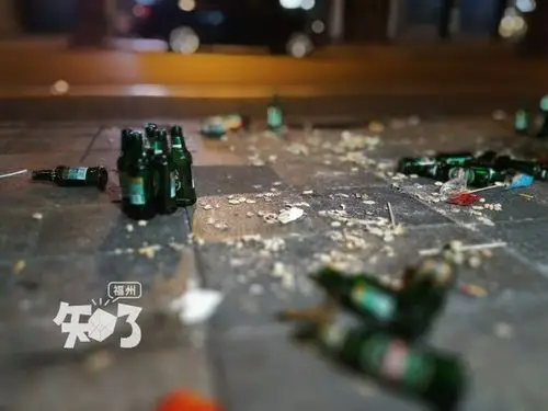 不知是哪个可怜的失恋者借酒消愁后留下的散乱酒瓶.