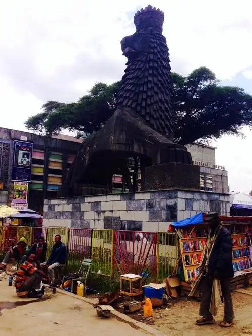 再次带我们来到市区几个标志性地标:石狮,中国援建的最大最壮观建筑