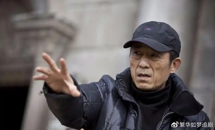 张艺谋近照曝光大长腿健步如飞不像71岁鞋底厚达8厘米