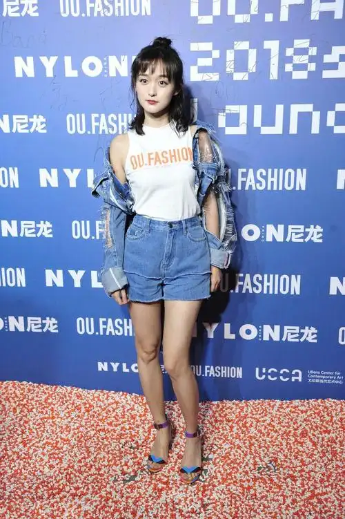 何泓姗瘦成纸片人,网友:颜高任性,西装也能穿出小性感!