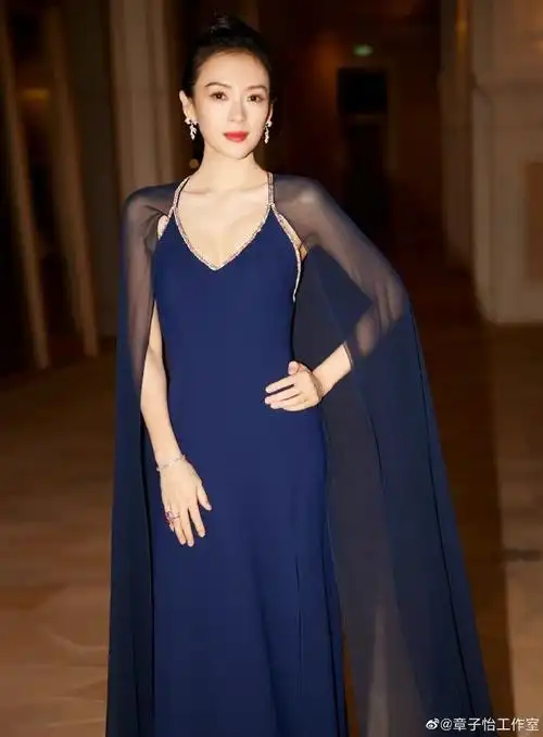 章子怡说努力会让人持续发光##章子怡黑色开叉长裙造型