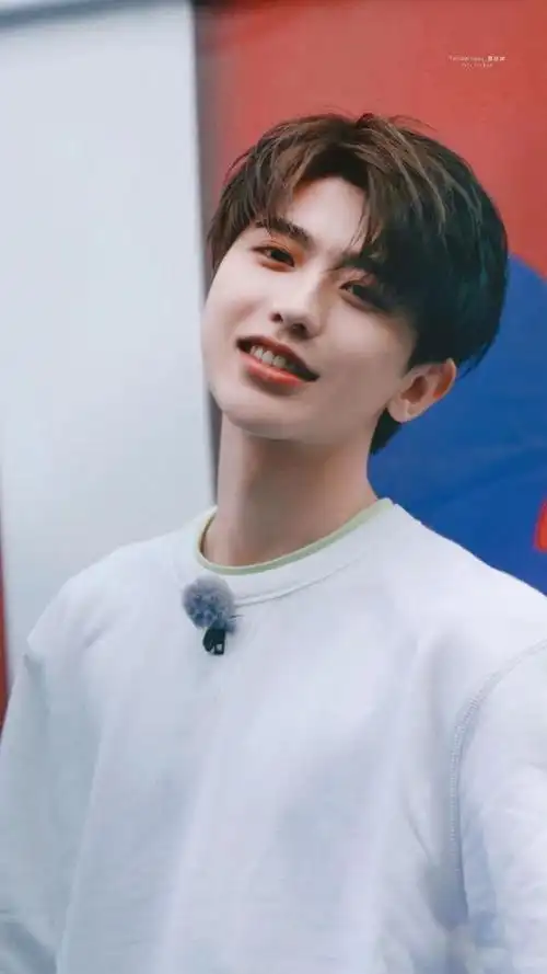 蔡徐坤壁纸:嘴角带笑是少年清爽的晴朗,眉眼弯弯漫溢俏皮的味道