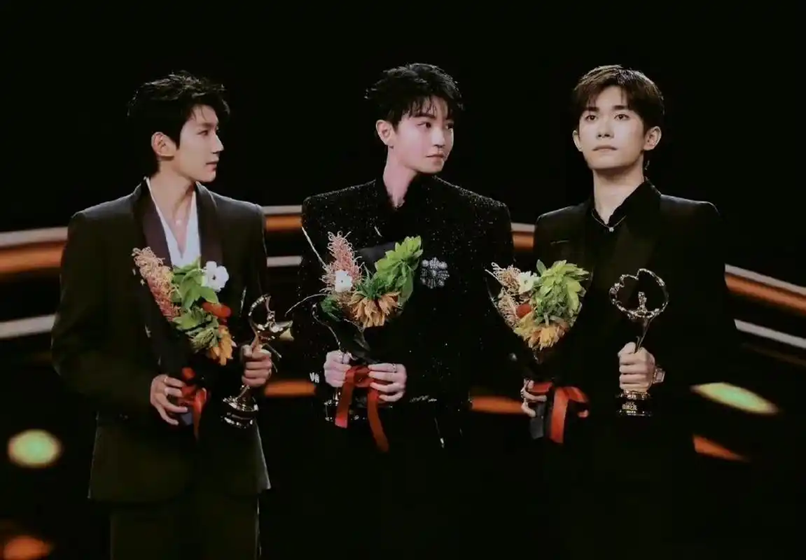 今天原来tfboys王俊凯,王源,易烊千玺首次领奖九周年  #tfboys415九