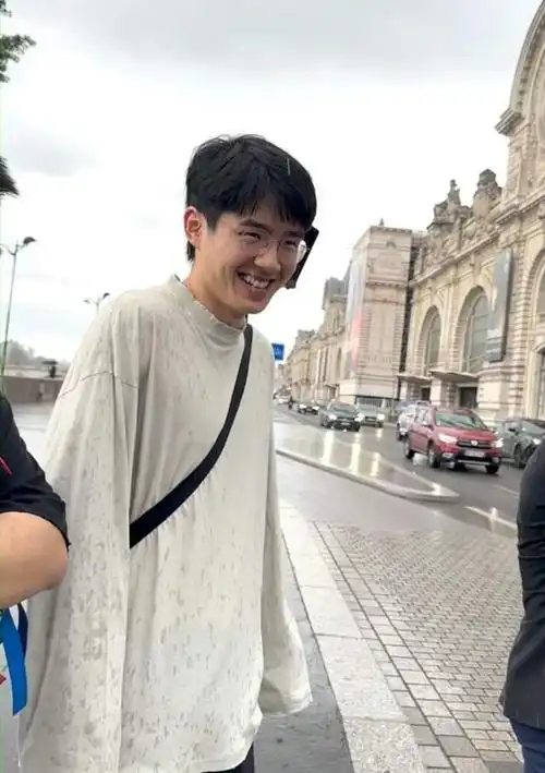 刘昊然打篮球造型惹争议,私下胡子拉碴毁形象,被批邋遢浑身臭味|刘