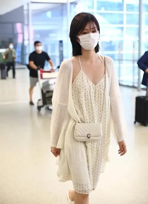 原创乔欣穿白色碎花吊带裙现身,露香肩秀锁骨清凉一夏