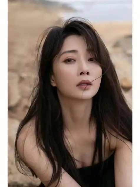 殷桃,这个名字可能对很多年轻观众来说并不熟悉,但她却是国内演艺圈中