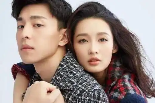 女星们和邓伦合照,表情十分的乖僻,动作真是太帅了|邓伦|表情|张韶涵