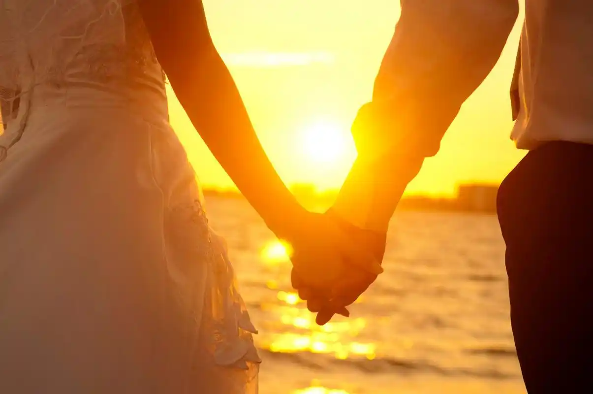 夕阳海边男女情侣拉手牵手手拉手浪漫温馨甜蜜爱情幸福牵手幸福情侣