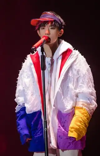 易烊千玺立麦杀合集舞台小王子魅力满分