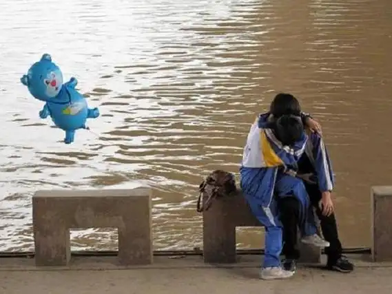 12岁小学生早恋引网友批判:"早恋"低龄化,家长该怎么做?