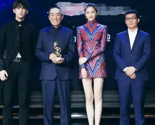 关晓彤和男星合照都是"严肃脸"?看到和鹿晗的合影,秒变小女孩!