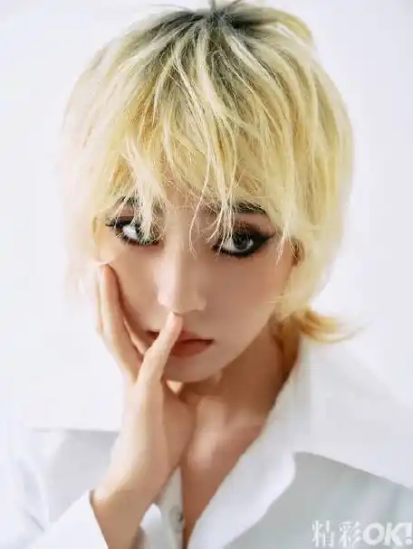 邢菲金色短发