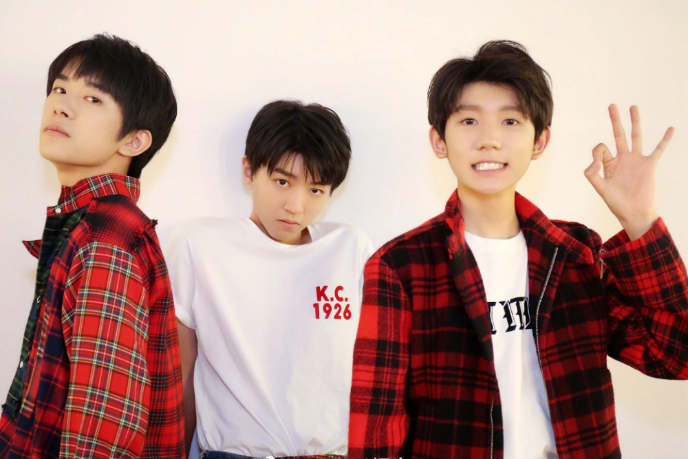 tfboys同时更博看到2020年第一张合影心有灵犀
